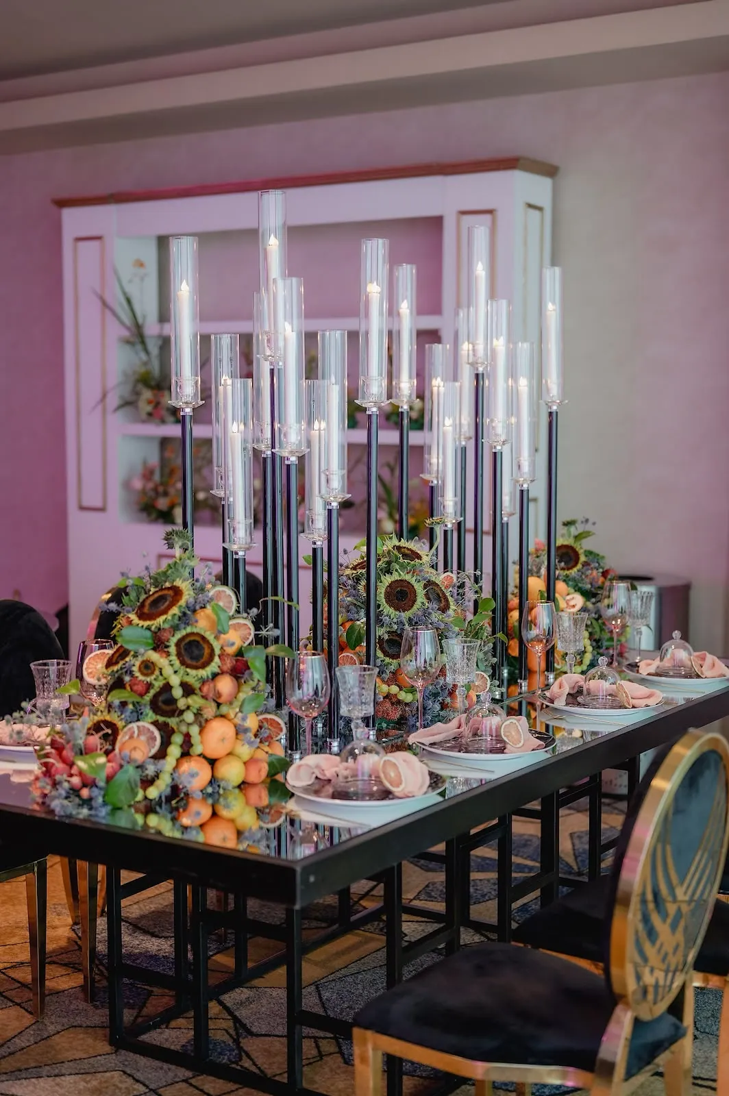 Mesa con table styling, candelabros y arreglos florales