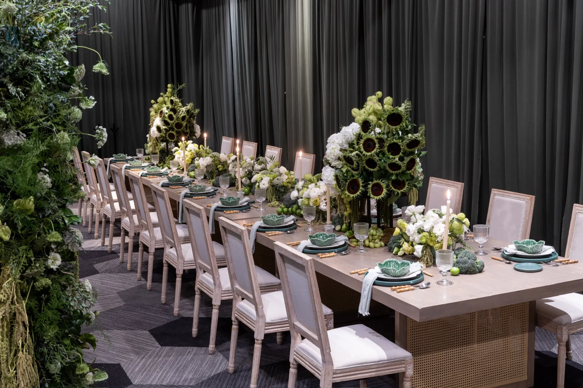 Mesa larga con centros de girasoles y sillería clara