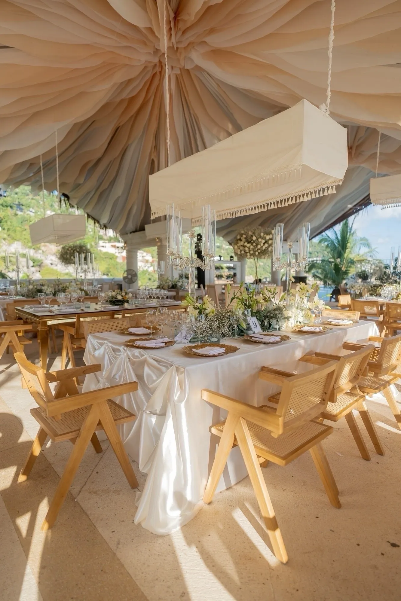 Boda con techo de telas, mesas redondas y sillería premium de Look&Feel