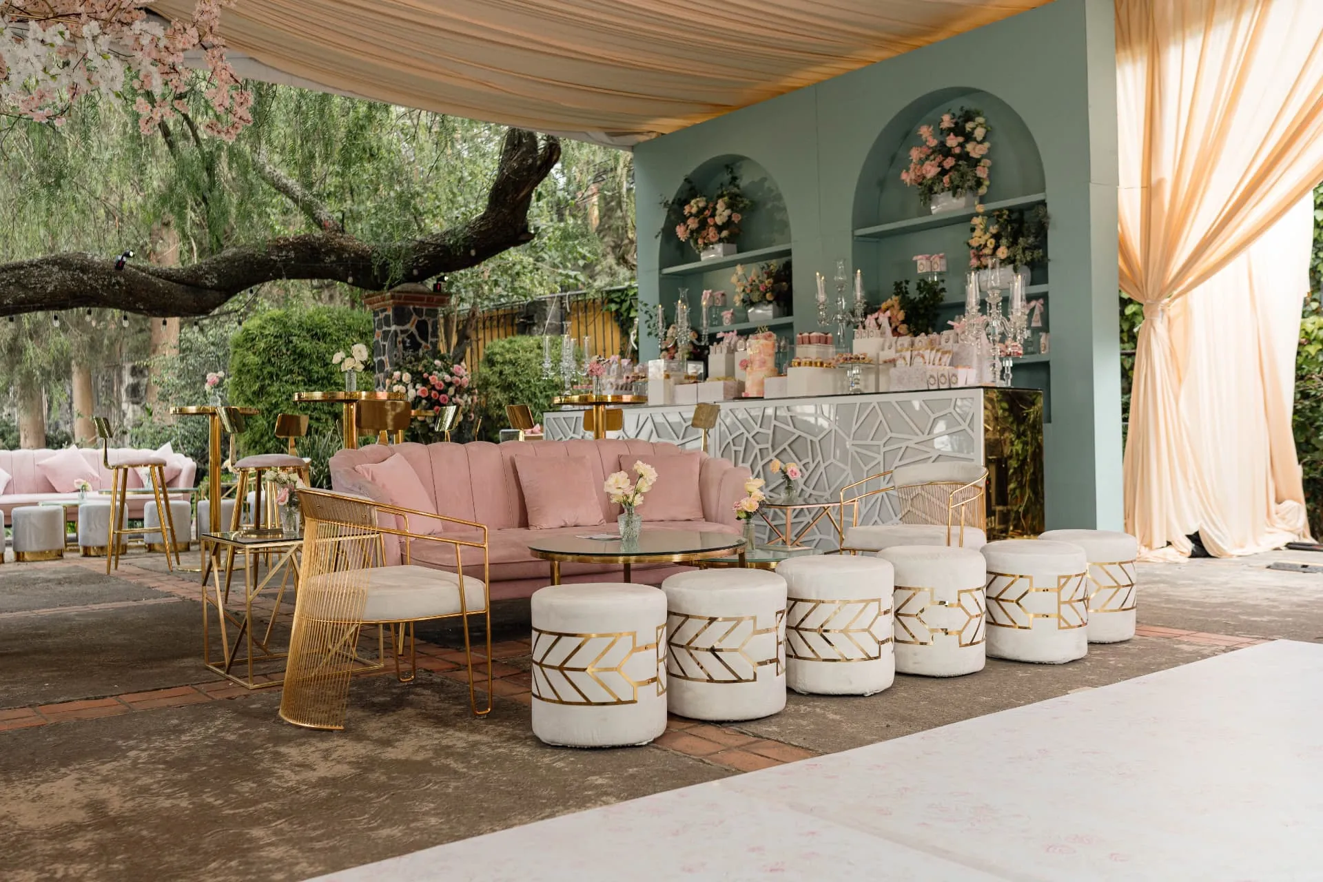 Lounge rosa con bancos y librero arqueado en un jardín