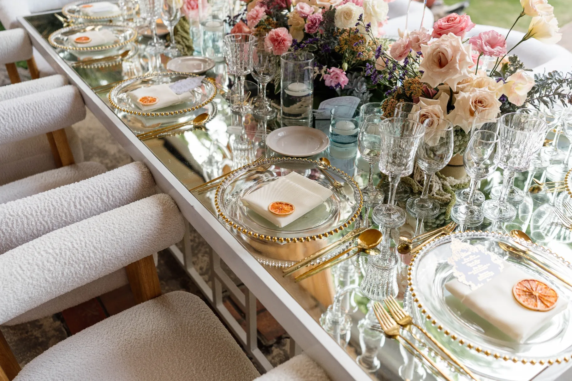 Table styling con vajilla, cristalería y flores